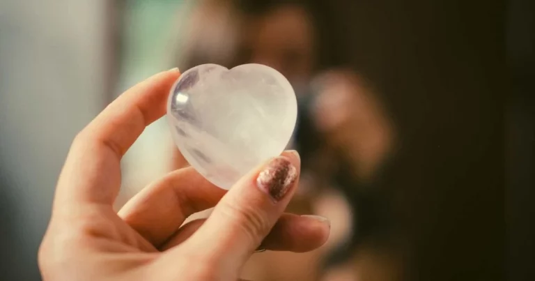 Photo d'une pierre en forme de coeur pour illustrer les trois dimensions du consommateur