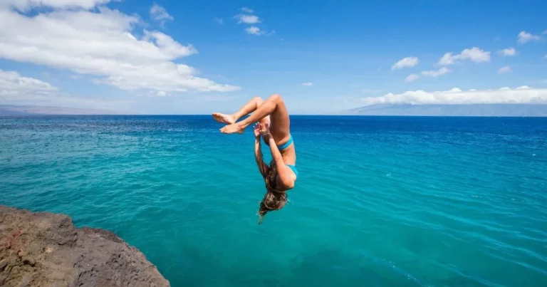 Femme qui plonge dans l'eau pour illustrer le fait d'oser poster sur les réseaux sociaux