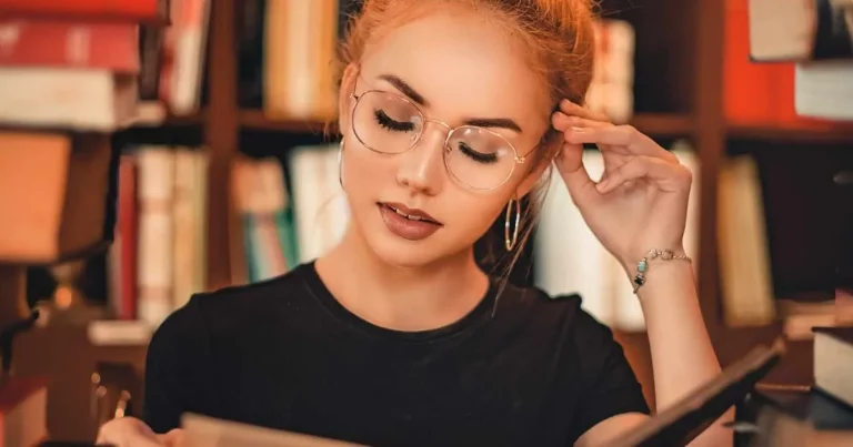 Jeune femme qui lit un livre pour illustrer le référencement éditorial