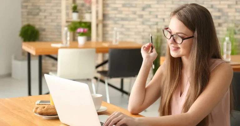 Femme qui rédige un article de blog optimisé sur son ordinateur