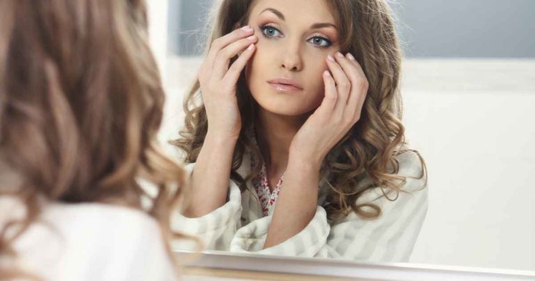 Femme qui observe son reflet pour illustrer l'importance de trouver les bons mots clés pour comprendre sa cible