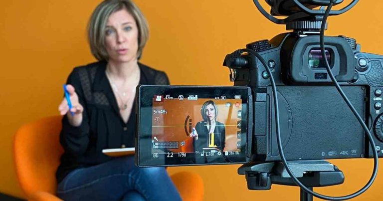 Cette image illustre Sacheen Sierro derrière une caméra expliquant l'importance de la gamme