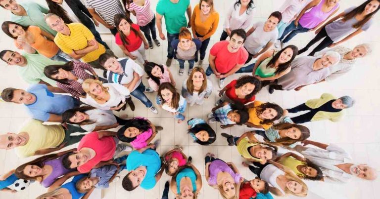 Images d'une foule de personnes qui illustre l'importance de comprendre le consommateur