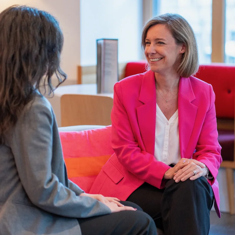 Photo de Sacheen Sierro avec un client pour l'audit marketing