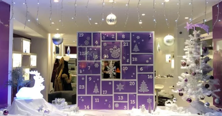 photo d'une vitrine avec un calendrier de l'avent violet, pour illustrer une opération marketing