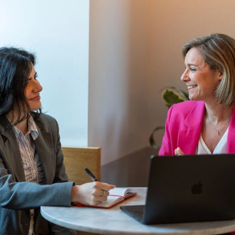 Photo de Sacheen Sierro proposant ses prestations marketing pour aider à développer son entreprise