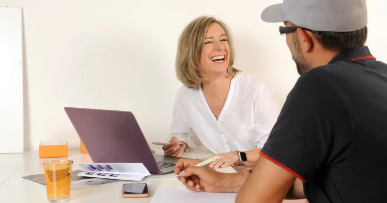 photo de Sacheen Sierro, consultante et stratège marketing avec un client