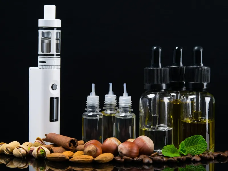 photo d'une e-cigarette et de quelques goûts de la gamme définie après une analyse de la concurrence