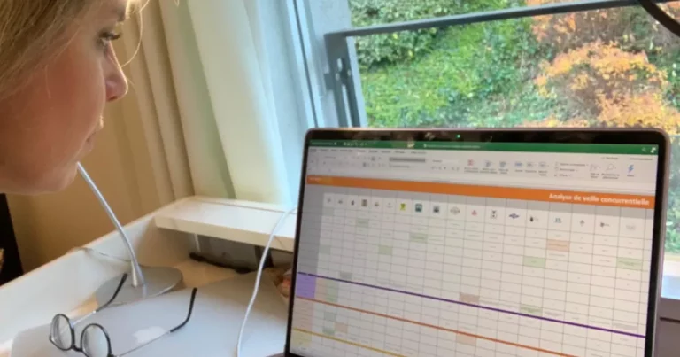 photo de Sacheen Sierro devant les statistiques de sa newsletter