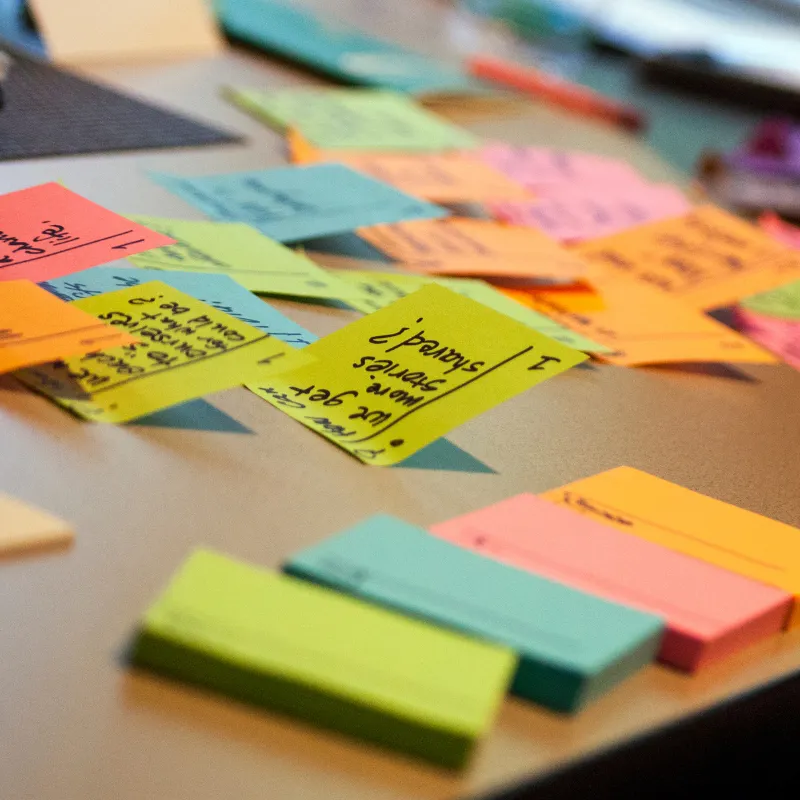 photo de post-it remplis pour stimuler la créativité