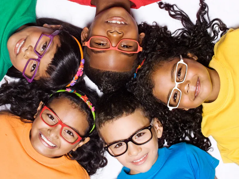 photo d'enfants souriants portant des lunettes pour l'étude de cas sur les mots-clés et le seo