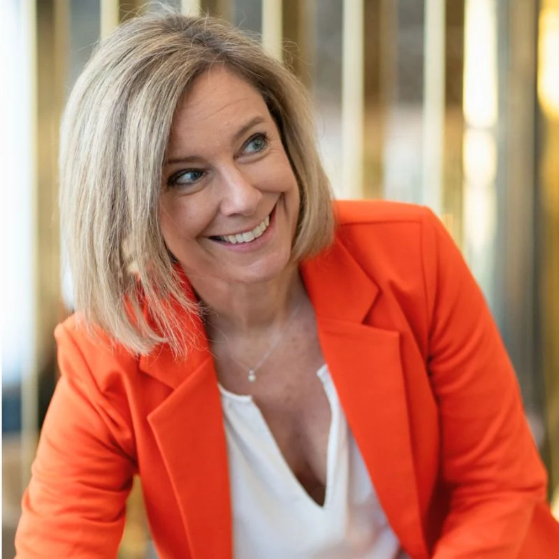 Sacheen Sierro souriante qui regarde un client accompagné en marketing