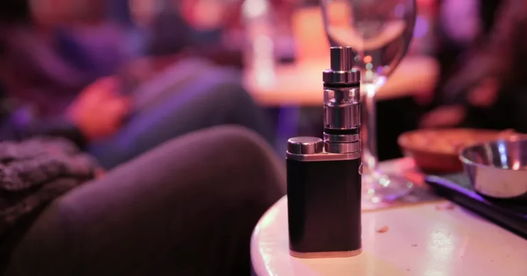photo d'une e cigarette pour illustrer l'étude de cas sur la stratégie de contenu a adopter quand la publicité est interdite
